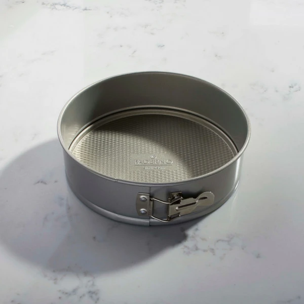 Paderno Professional Springform Pan, 9-in | Moule à Charnière Professionelle, 9 Po 4 Paderno Professional Springform Pan, 9-in | Moule à Charnière Professionelle, 9 Po