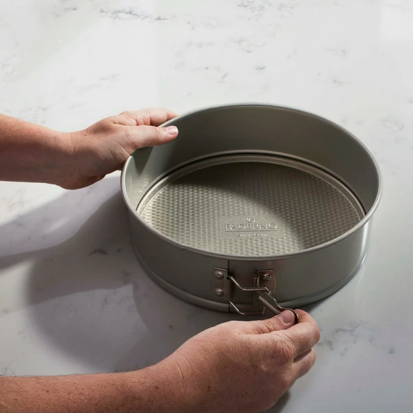 Paderno Professional Springform Pan, 9-in | Moule à Charnière Professionelle, 9 Po 5 Paderno Professional Springform Pan, 9-in | Moule à Charnière Professionelle, 9 Po