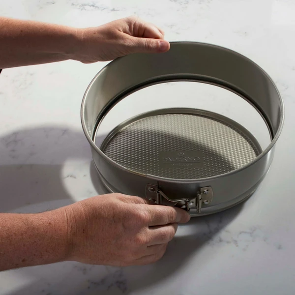 Paderno Professional Springform Pan, 9-in | Moule à Charnière Professionelle, 9 Po 6 Paderno Professional Springform Pan, 9-in | Moule à Charnière Professionelle, 9 Po